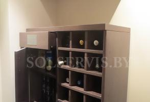 Стильный винный шкаф и полочка для хранения вина